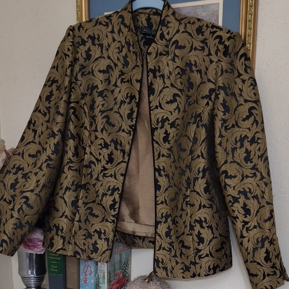 Elegant Black and Gold Patterned Jacket - Picture 3 of 10